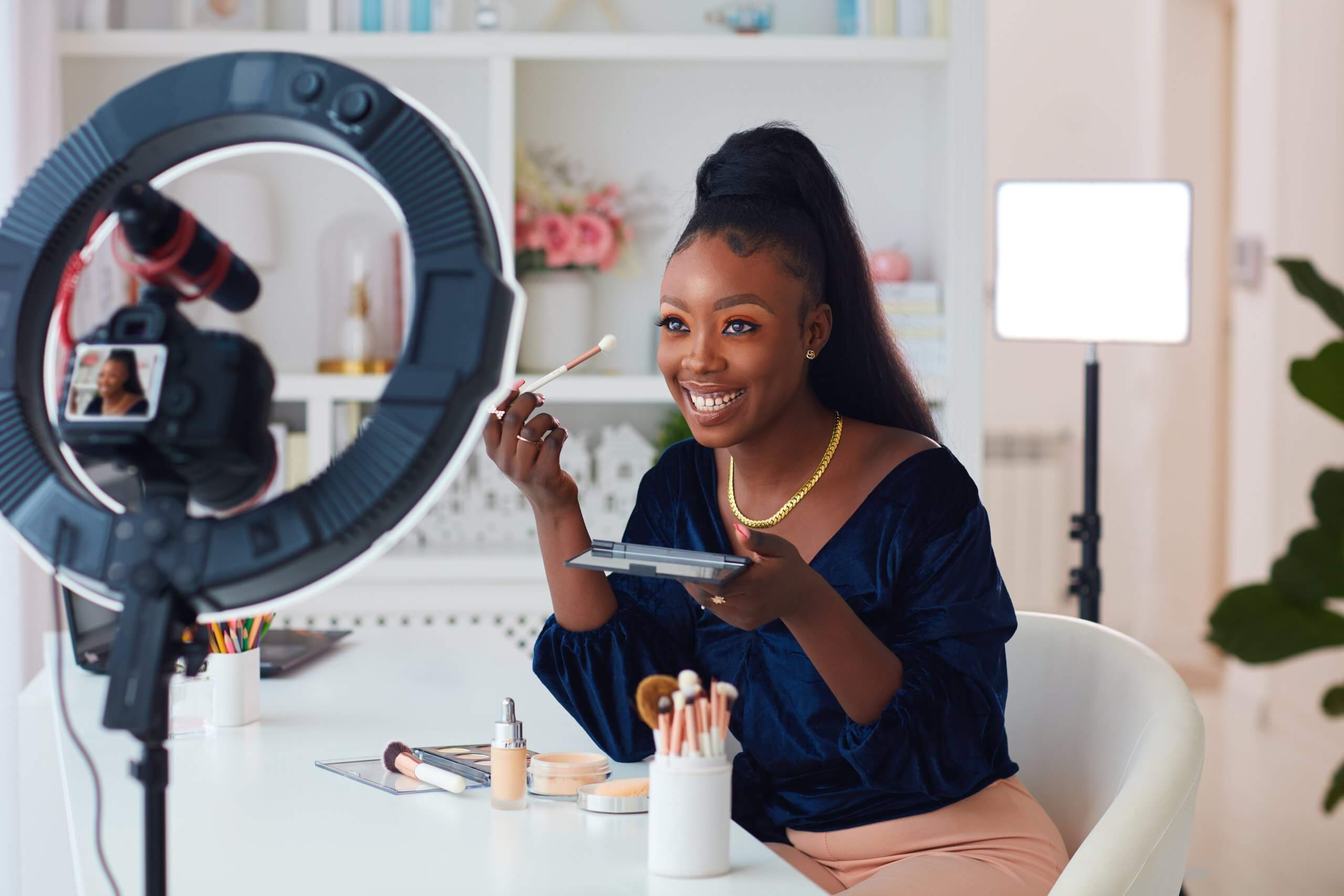 Beauty UGC Creatorin produziert Make-up Content für Social Media