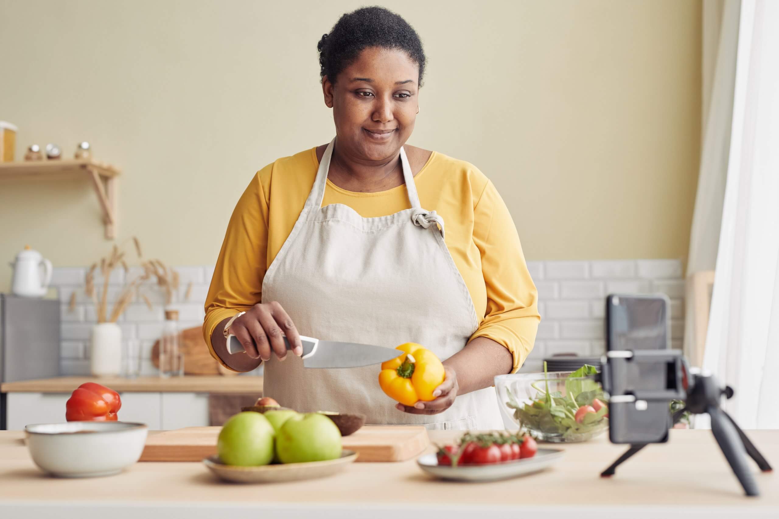 Food UGC Creatorin produziert Koch-Content für Social Media