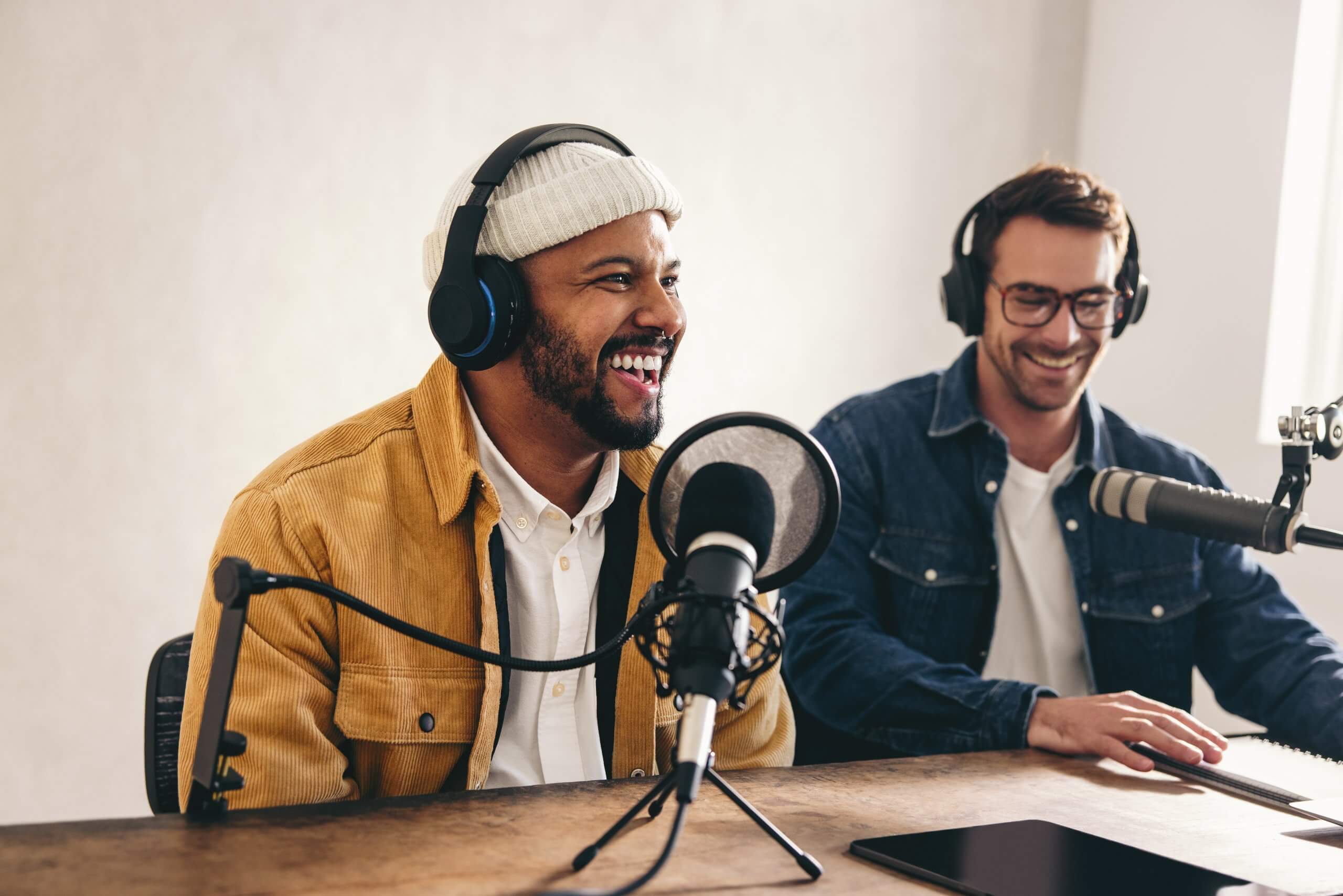 Professioneller Podcast-Moderator im Gespräch mit einem Podcast-Gast während einer Audio- und Videoproduktion.